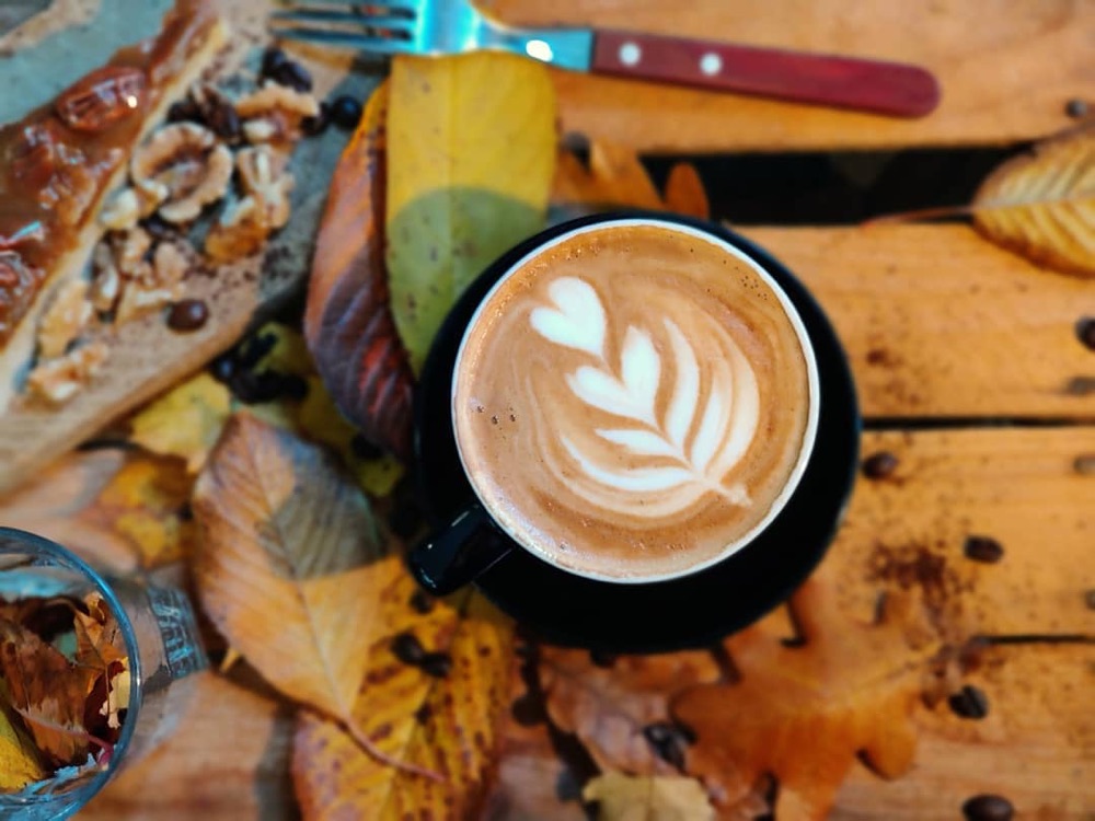 Caffè latte bland höstlöv